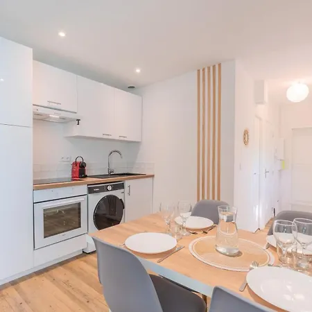 1 Bedroom Near Tram, Chr + Parking شقة