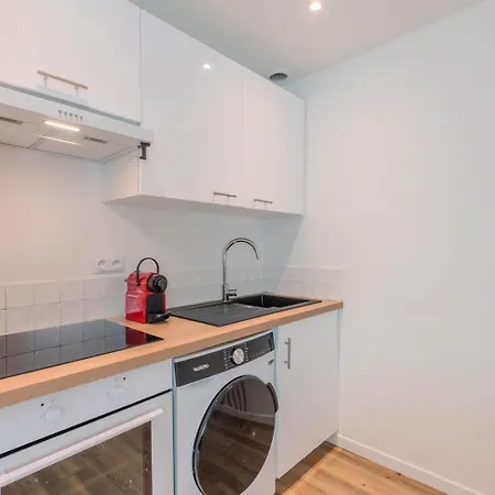 1 Bedroom Near Tram, Chr + Parking * روبيه