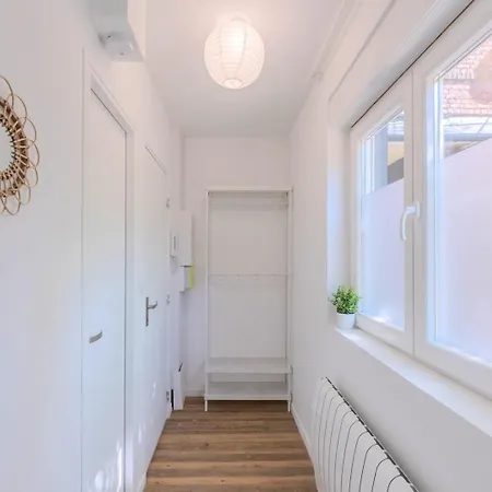 1 Bedroom Near Tram, Chr + Parking شقة