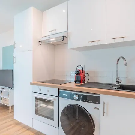 1 Bedroom Near Tram, Chr + Parking * روبيه